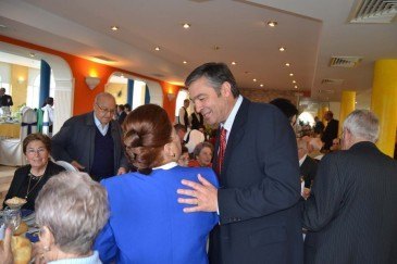 400 personas mayores de 80 años se ...