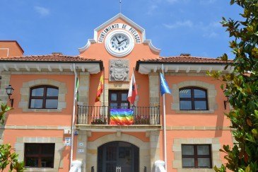 La bandera del arcoíris ondea en el ...