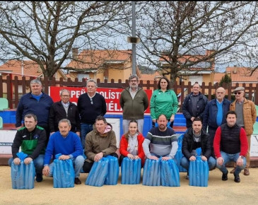 El Ayuntamiento entrega juegos de bolo ...