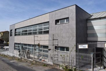 La instalación de la nueva fachada ...