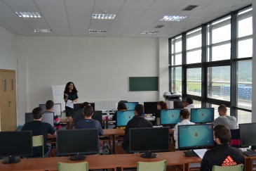 Quince jóvenes con edades comprendidas ...