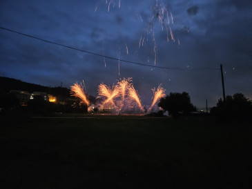 Un espectáculo piromusical llena de ...