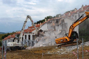 Comienza el derribo de las 214 ...