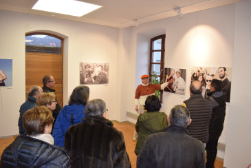 Mujeres mayores “ocupan” de la mano ...