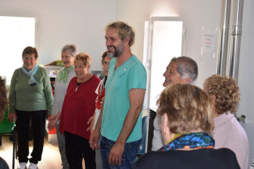 Vecinas de Boo practican la risoterapia ...