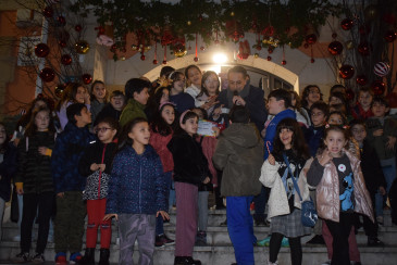 Los niños encienden la Navidad de ...