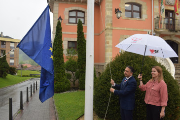  Piélagos iza la bandera de Europa ...