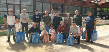 El Ayuntamiento entrega juegos de bolo ...