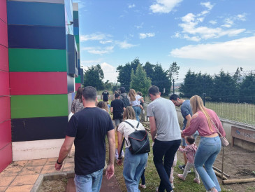 Adultos y niños unidos en la II ...