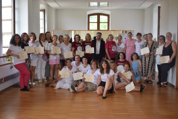 70 mujeres bailan a la vida en Piélagos