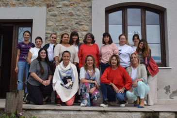 15 mujeres, en su mayoría de más 40 ...