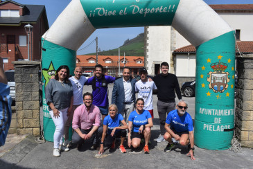 Piélagos recibe al deportista Adrián ...