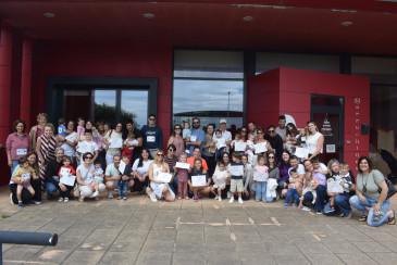 Adultos y niños corren juntos para ...
