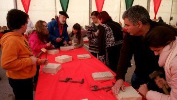 Talla en  madera y un espectáculo de ...