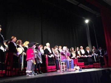 Más de 400 personas aplaudieron a ...