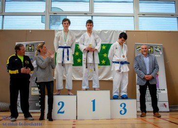 Casi un centenar de niños disfrutan ...