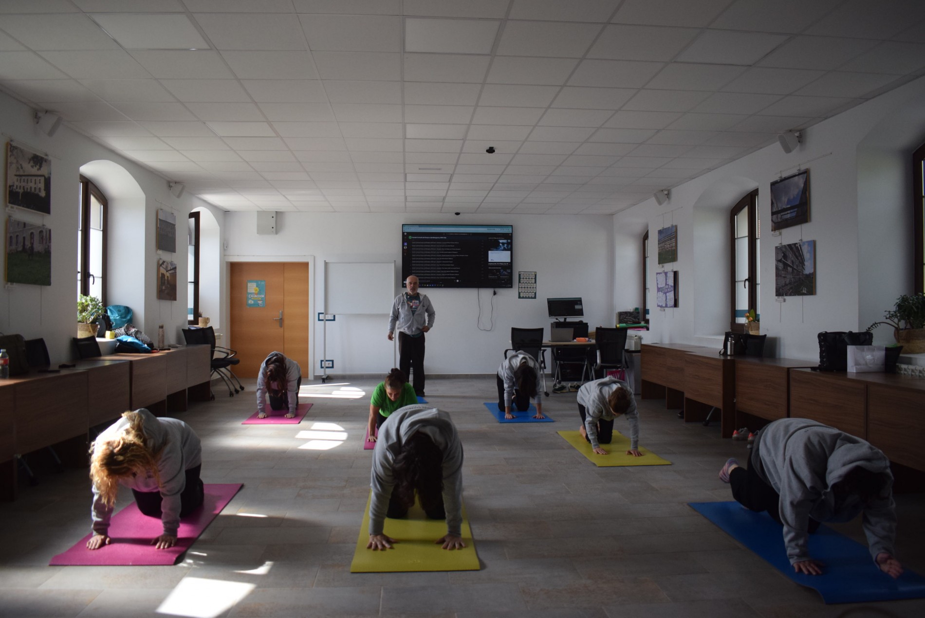 Futuras profesionales de atención sociosanitaria aprenden a cuidar su cuerpo mediante la danza en Piélagos