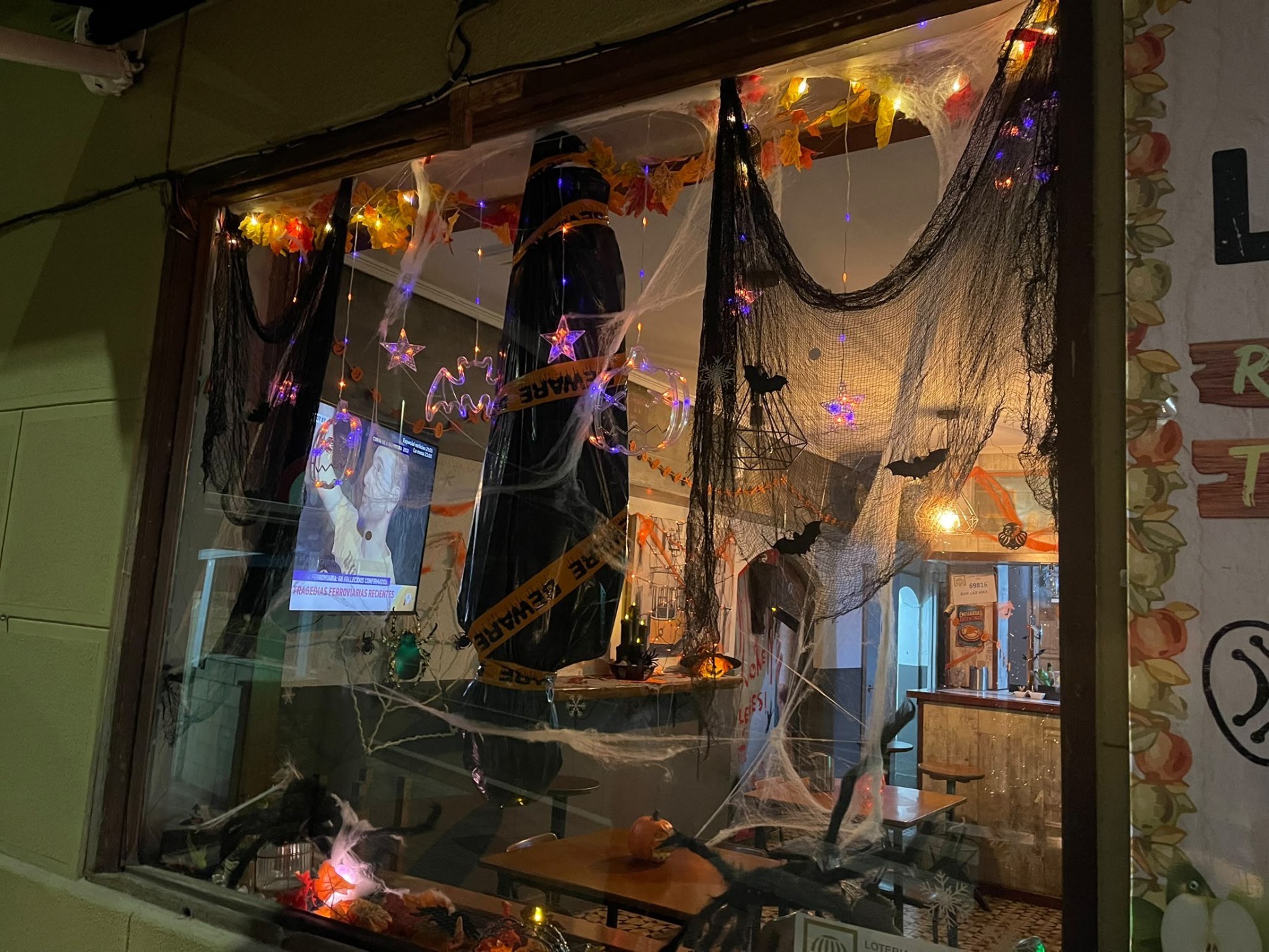 La Librería Lisaso y el Bar Las Vías, ganadores del Concurso de decoración de Halloween en Piélagos